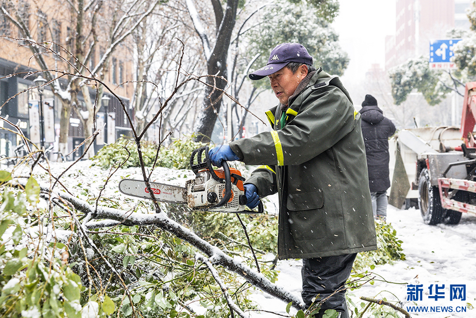 武汉园林开启24小时作业模式迎战冰雪