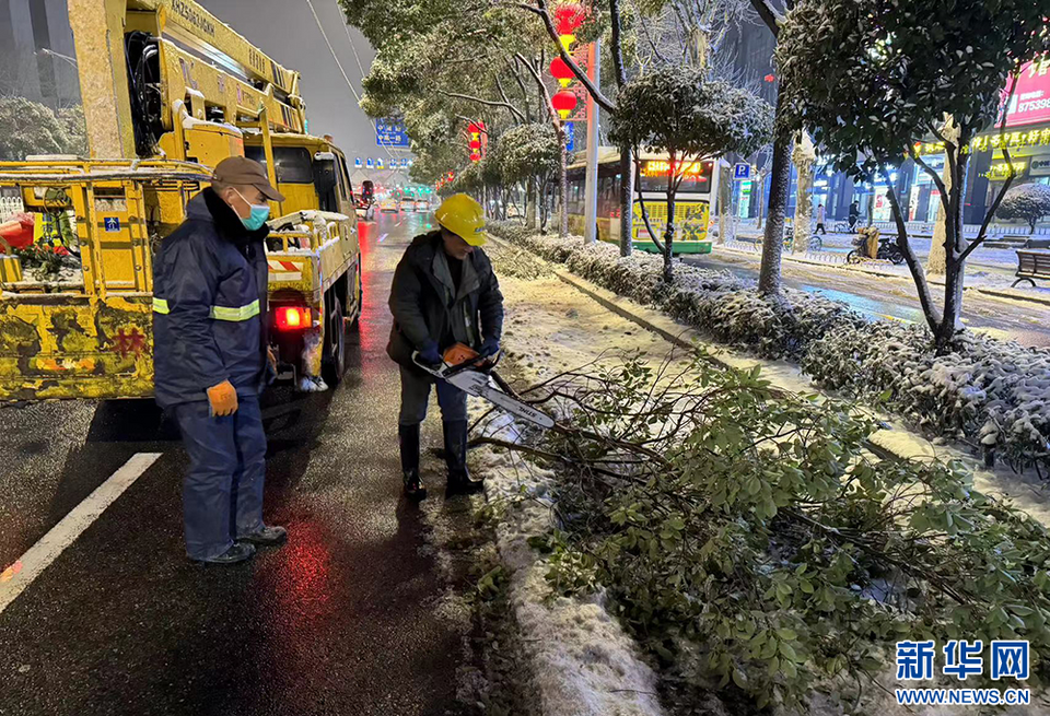 武汉园林开启24小时作业模式迎战冰雪