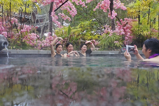 贵州剑河：“温泉+”模式开启  预热春节旅游市场_fororder_游客在剑河鲜花簇拥的汤池里泡温泉。（杨家孟 摄） (2).JPG