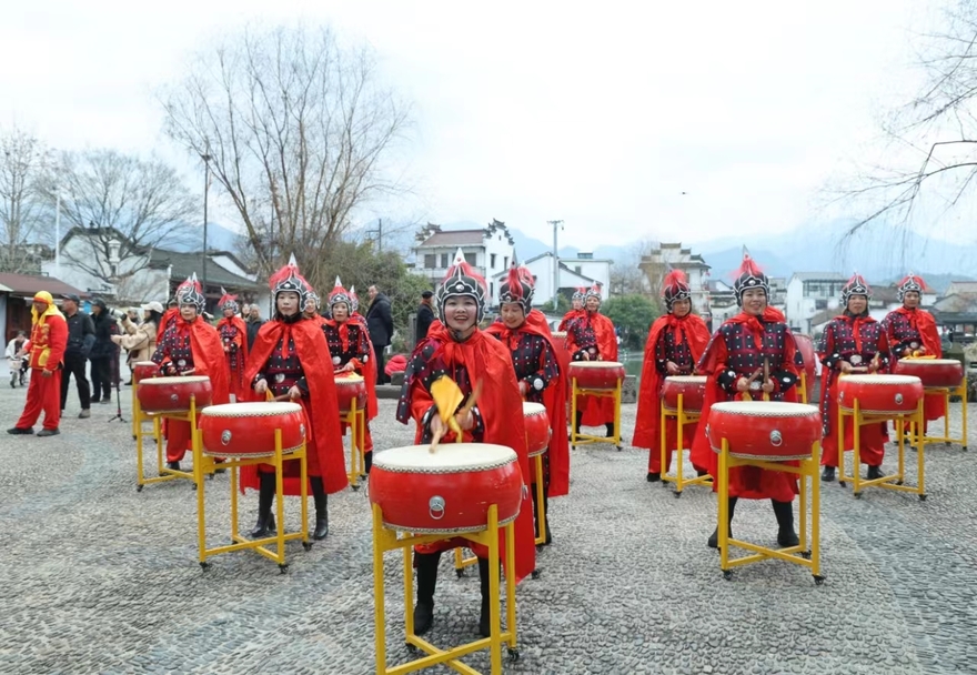 저장 퉁루, 새해 맞이 '고공 사자 공 따기' 공연 선보여_fororder_微信图片_20240208144112