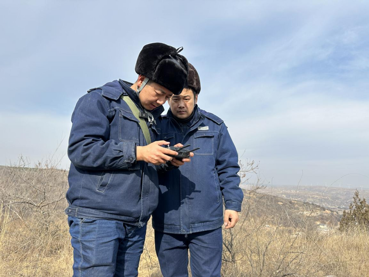 【新春走基层】国网榆林供电公司：“脚上踩着雪 头上冒着汗”的电力巡线人_fororder_图片7