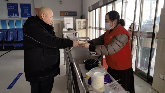 “雷锋车”手大年初一送饺子 温暖旅客回家路_fororder_图片8_副本