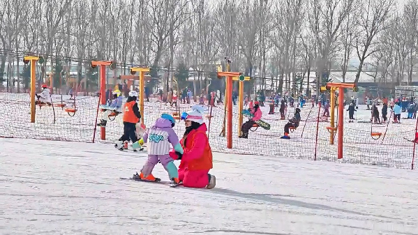 新春走基层｜滑雪场上过春节！冰城“冷资源”变成“热经济”