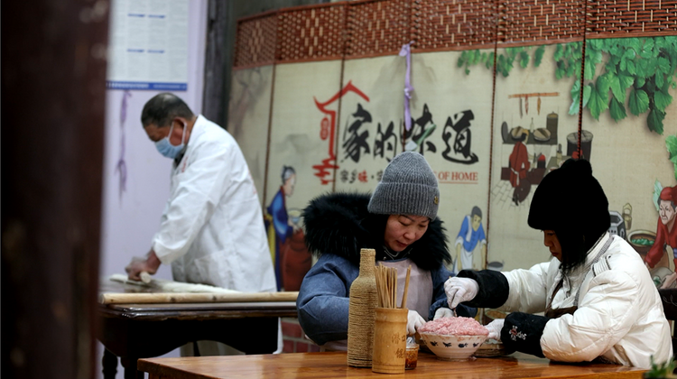 黄山市徽州区：地道小吃手工馄饨 既是乡愁也是年味_fororder_图片3