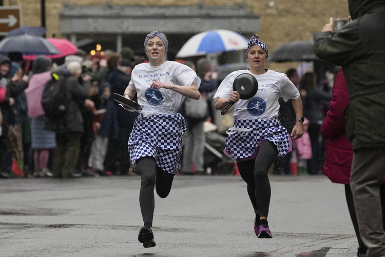 英美抛煎饼赛跑庆祝“国际煎饼日”