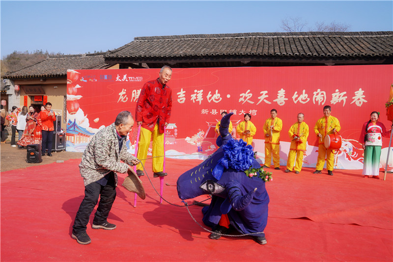 信阳新县：欢天喜地闹新春_fororder_非遗表演（韩家东 摄）