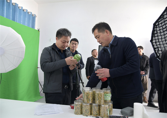 三门峡示范区阳店镇：实地观摩取“真经” 学习借鉴谋发展_fororder_参观永和镇电商产品 摄影 彭红勇