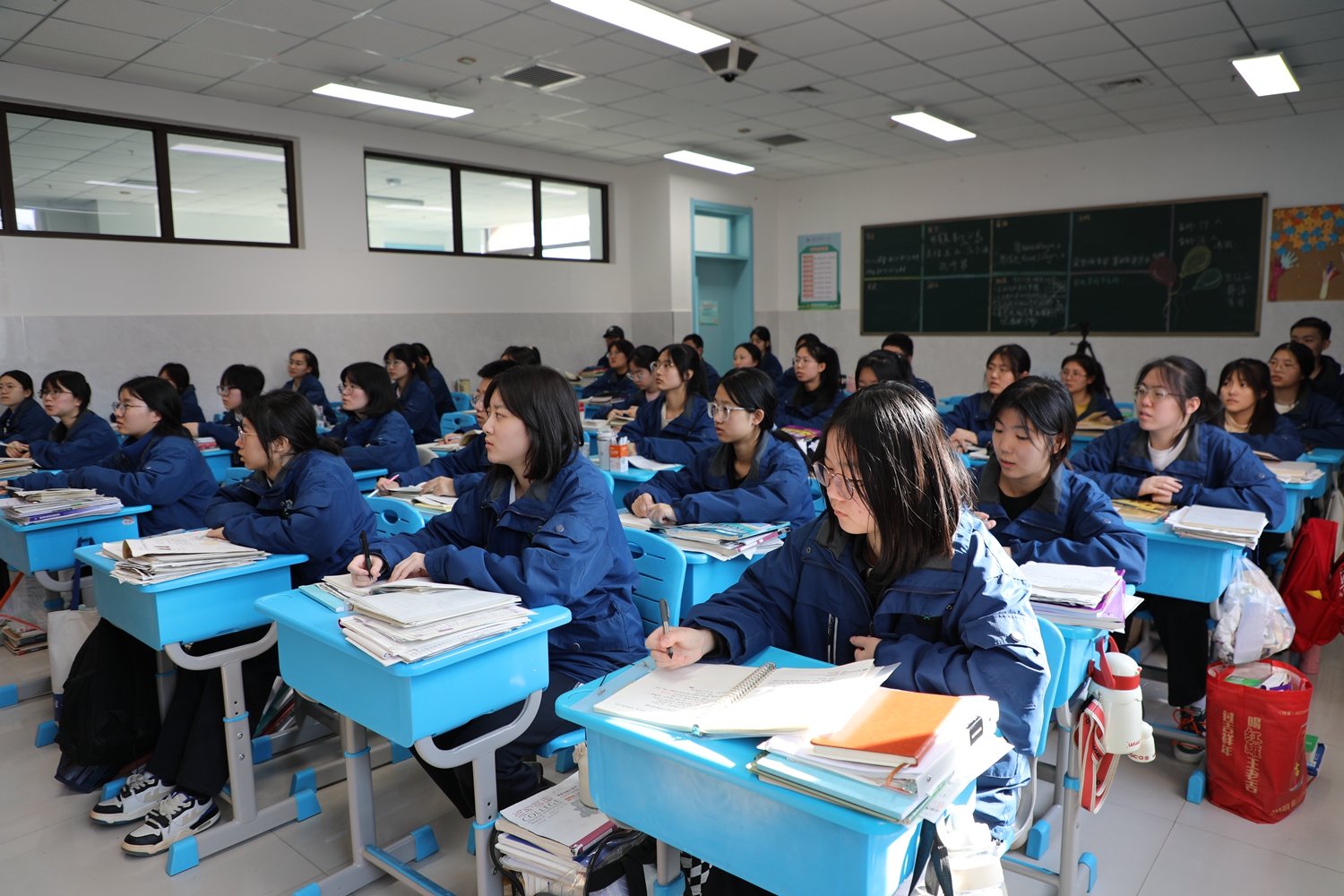 在保定市第二十八中学高二年级九班教室里,数学教师周九妹正在上课,她