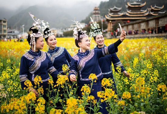 贵州天柱：农旅融合花海游_fororder_天柱县注溪社节吸引游客到注溪花海拍照