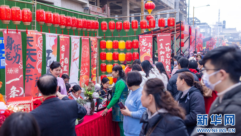 湖北武汉：非遗民俗庙会年味十足