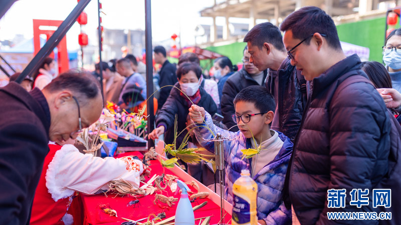 湖北武汉：非遗民俗庙会年味十足