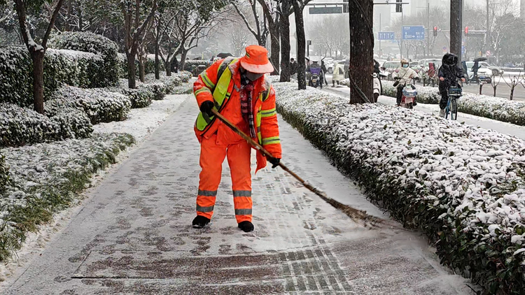 连夜奋战 西安高新区全力清除冰雪保畅通_fororder_图片9