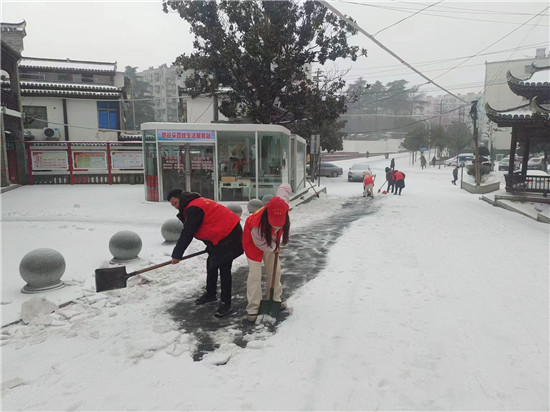 信阳市平桥区：铲冰除雪保畅通_fororder_4104751411bb2cf6991fb568fe58787