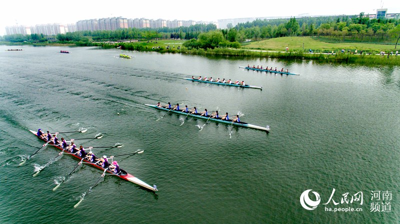 河南郑州：百舸争流飞舟竞渡 中外名校决战龙子湖