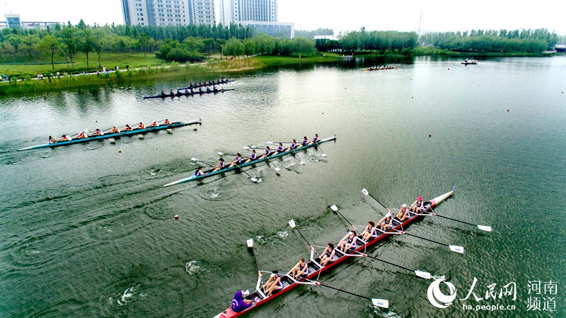 河南郑州：百舸争流飞舟竞渡 中外名校决战龙子湖