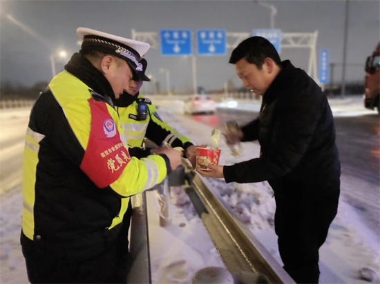 “雪战”两昼夜：一名宿迁交警战冰雪保畅通的故事_fororder_图片 3