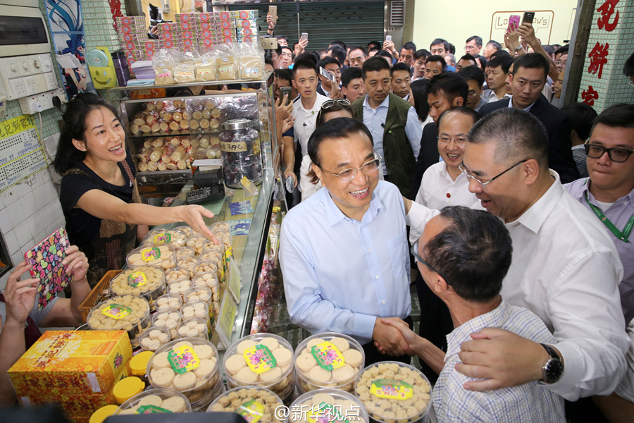 李克强在澳门老街买蛋挞