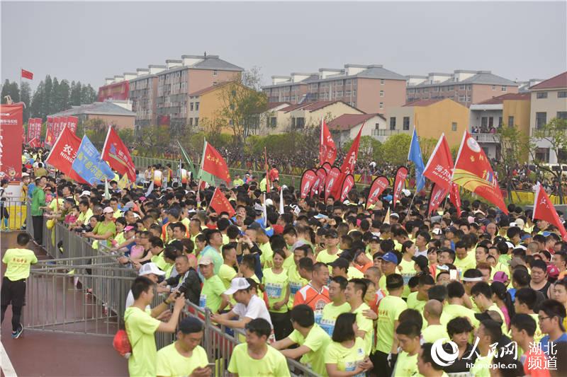 潜江返湾湖湿地国际马拉松鸣枪起跑