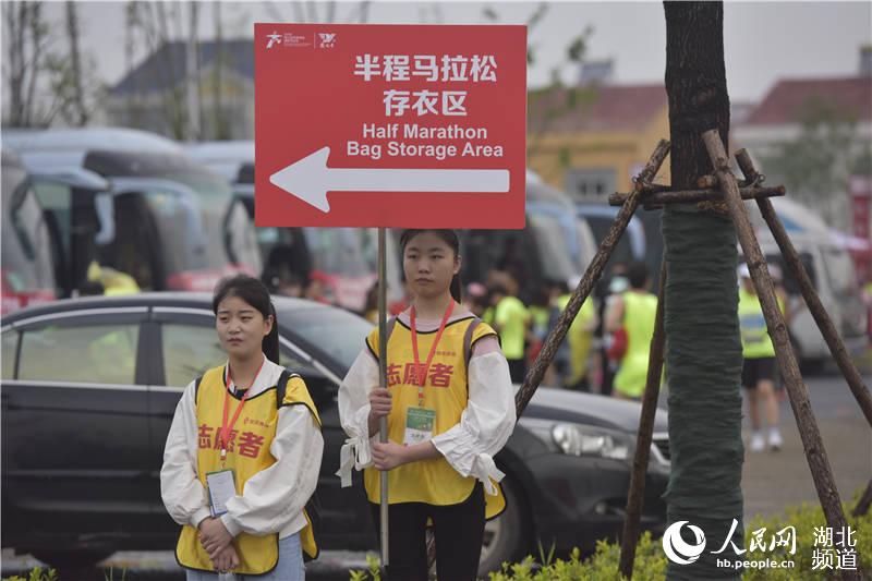 潜江返湾湖湿地国际马拉松鸣枪起跑