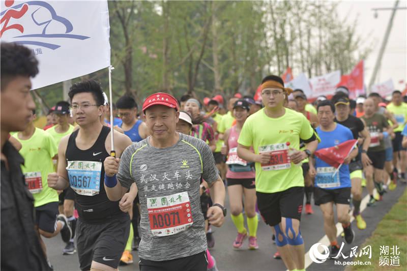 潜江返湾湖湿地国际马拉松鸣枪起跑