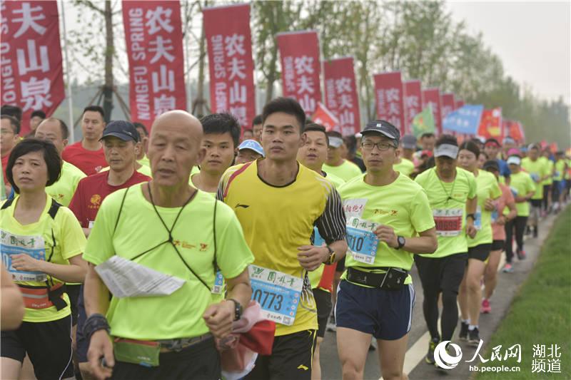 潜江返湾湖湿地国际马拉松鸣枪起跑