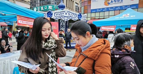 重庆市九龙坡区春风行动专场招聘会举行_fororder_图5：招聘会现场4