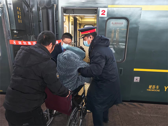 中铁沈阳局集团公司：协助行动不便旅客乘车 打造温馨旅途暖人心_fororder_列车3