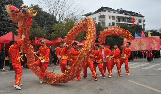 贵州雷山：龙灯花灯联袂打造“热腾腾”元宵民俗大餐_fororder_。杨再辉摄