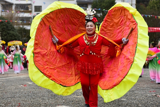 贵州雷山：龙灯花灯联袂打造“热腾腾”元宵民俗大餐_fororder_活动现场蚌壳精造型的花灯。李高莉摄.JPG