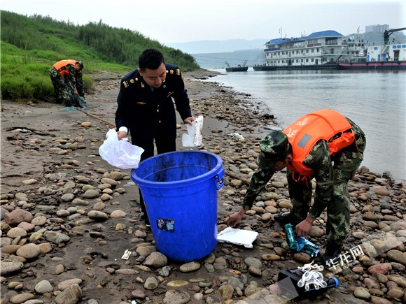 【法制安全】【能源环保 图文摘要】世界地球日 重庆武警组织“清洁队”保护母亲河