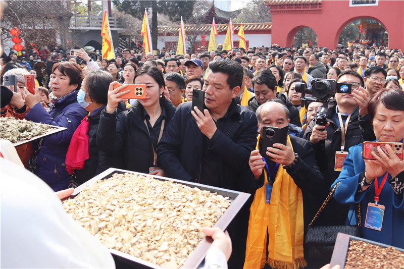 庆祝张仲景诞辰日 南阳举行医圣拜谒大典_fororder_市民争相拍照“八大宛药” 摄影 王小军.JPG