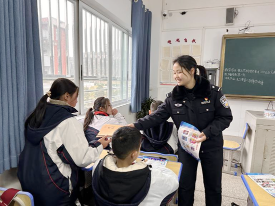 贵州修文阳明洞街道开展“开学第一课 禁毒宣传护成长”禁毒宣讲宣誓活动_fororder_图片1