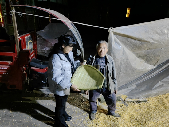 贵州瓮安：驻村女书记周晓莉 用真心换民心_fororder_脱贫户杜朝强亲手竹编筲箕送给周晓莉