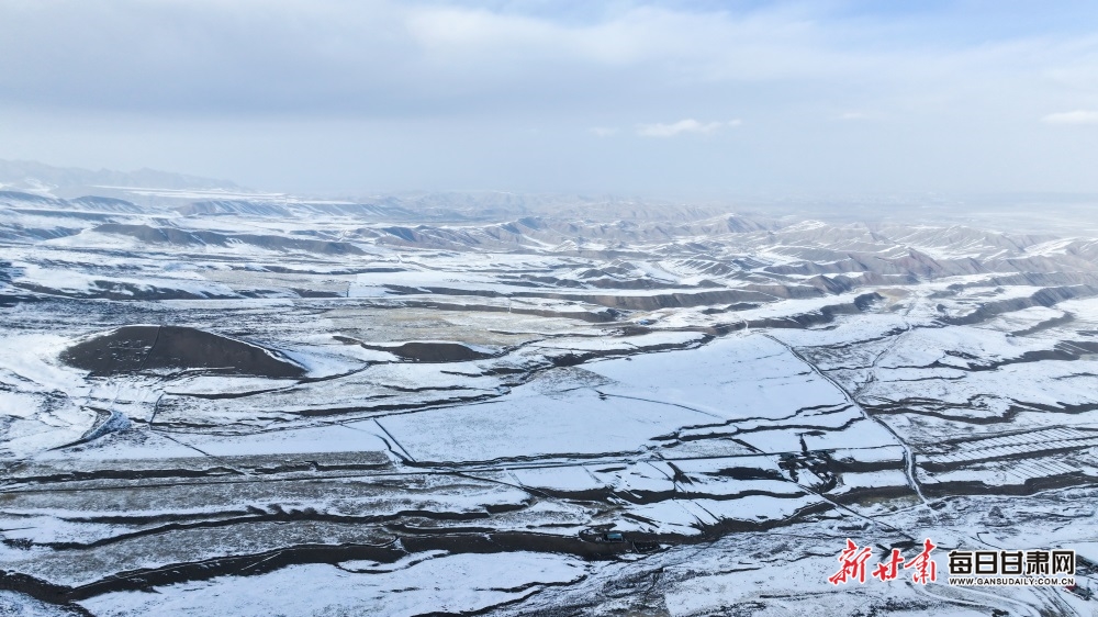 祁连山民乐段：群山巍峨云雾缭绕 春雪着墨宛若画卷_fororder_4