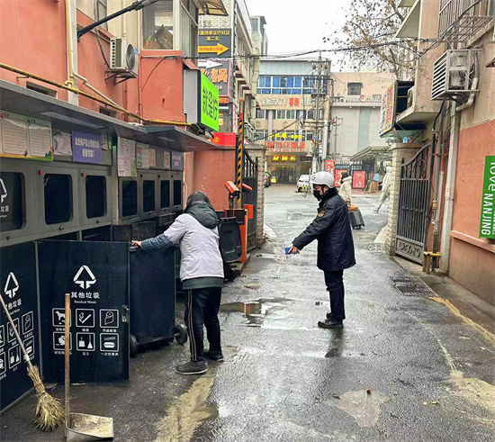 南京市秦淮区朝天宫街道城管中队加强力度 推动垃圾分类工作再上新台阶_fororder_图片1