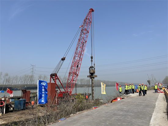 宁盐高速扬州段高邮湖特大桥跨京杭运河悬浇梁主墩钢栈桥施工正式启动_fororder_图片5