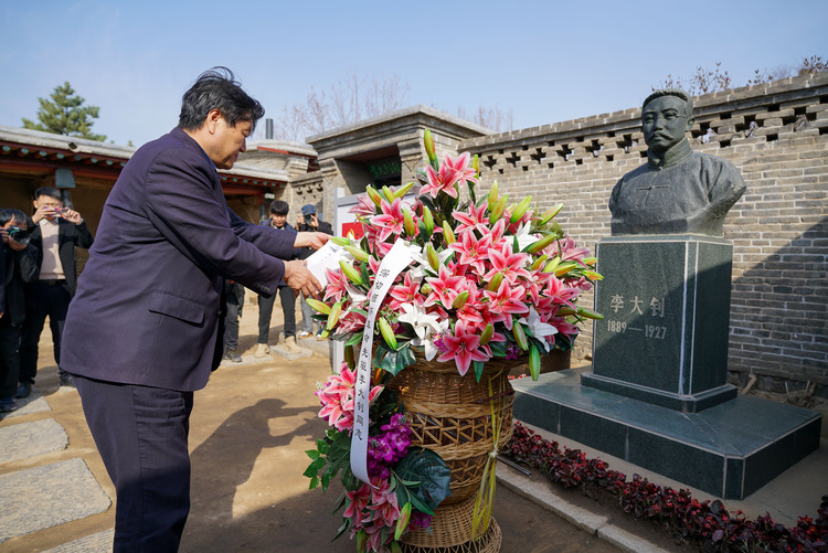 河北唐山：清明节缅怀先烈 传承红色基因_fororder_2