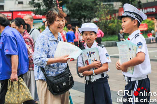 （发城市频道）【区县联动】【江北】【区县联动 列表】中国梦 文明行 “江北小交警”上岗执勤