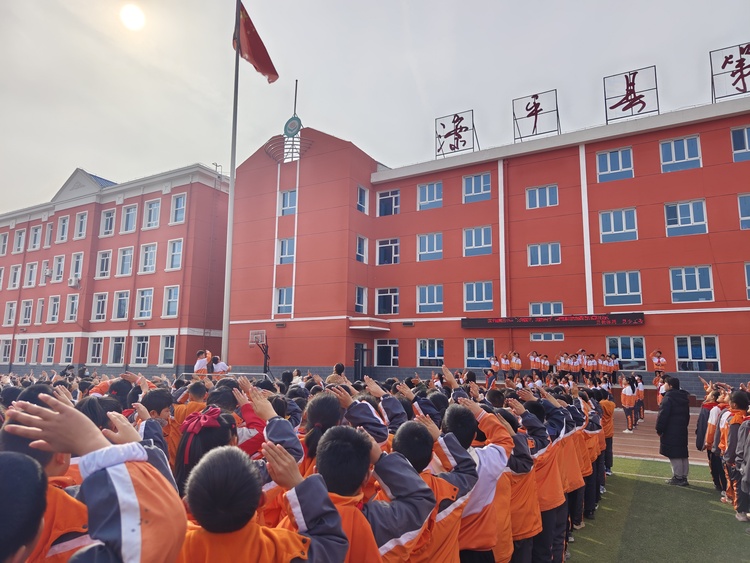 图片默认标题_fororder_滦平县第三小学举行“文明滦平，志愿先行”——学雷锋活动月启动仪式。 宣传部供图