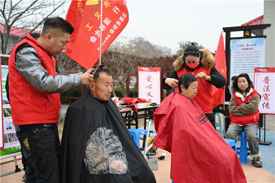 三门峡义马市：文明实践我行动_fororder_爱心理发志愿服务 摄影 张春光