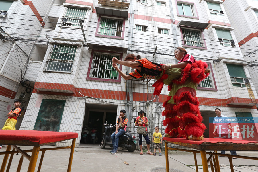 【八桂大地】【旅游文体】一家出了两位女狮王 南宁姑娘黄洁雯“女承母业”