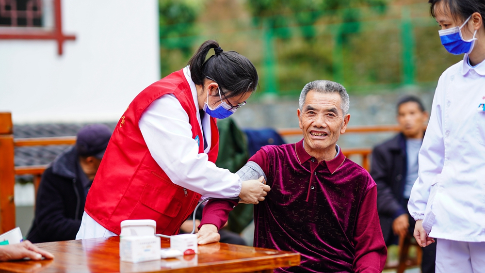 贵州榕江为老人提供健康义诊服务 以实际行动弘扬雷锋精神_fororder_2024年3月5日，在贵州省黔东南苗族侗族自治州榕江县敬老院，县人民医院医护人员免费为老人测量血压、检查身体。 (1).JPG