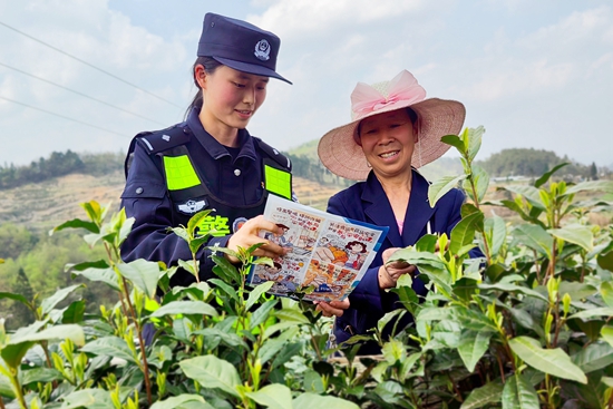 贵州瓮安：茶园好“警”色 护航茶经济_fororder_瓮安县公安局永和派出所民警到永和茶场开展反诈宣传。（田洪林 摄）.JPG