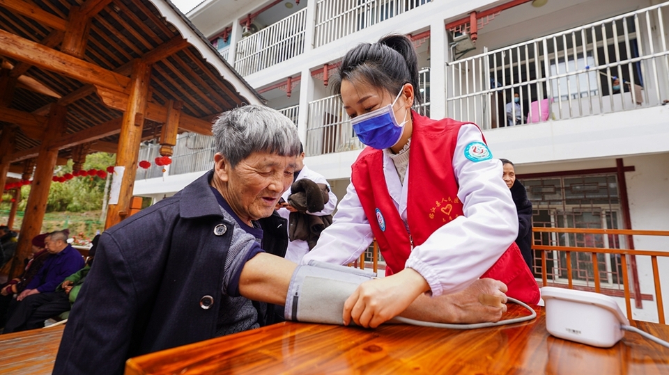 贵州榕江为老人提供健康义诊服务 以实际行动弘扬雷锋精神_fororder_2024年3月5日，在贵州省黔东南苗族侗族自治州榕江县敬老院，县人民医院医护人员免费为老人测量血压、检查身体。 (2).JPG