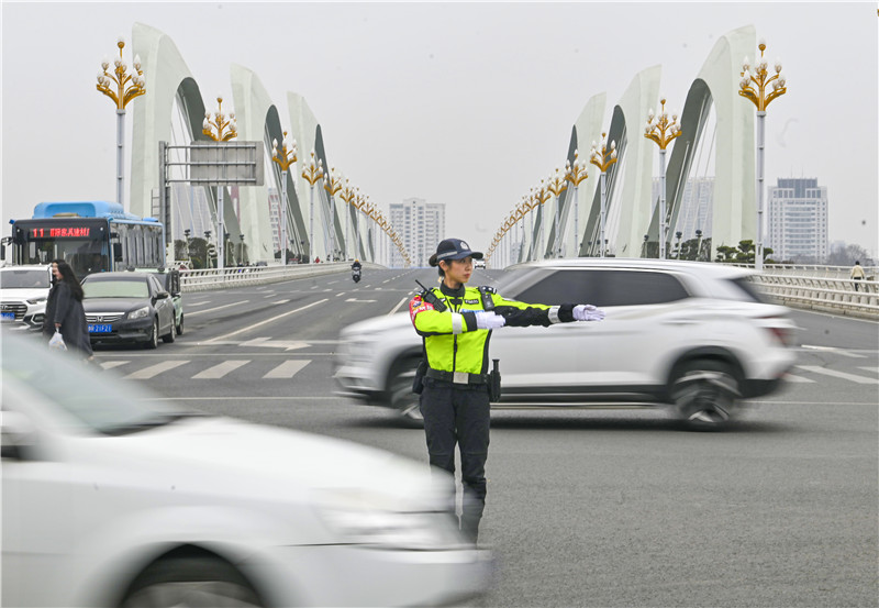 河南南阳：建功新时代 巾帼绽芳华_fororder_南阳市公安局交警支队民警周潇在指挥交通 摄影 张峰