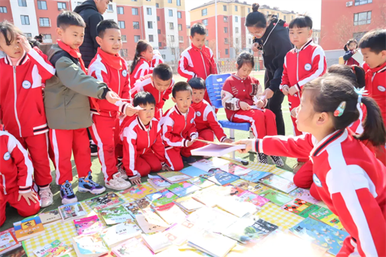 花开文字间 沈阳市道义第二小学启动校园读书节暨读书漂流活动_fororder_黄非读书3