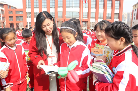 花开文字间 沈阳市道义第二小学启动校园读书节暨读书漂流活动_fororder_黄非读书2