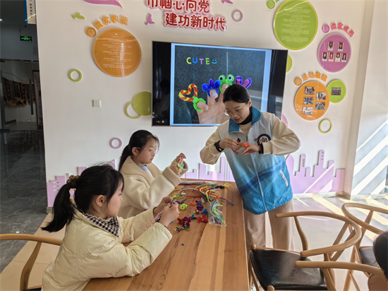 南京市琅琊路小学分校天润城小学：赏非遗绒花 玩手作毛根_fororder_图片3