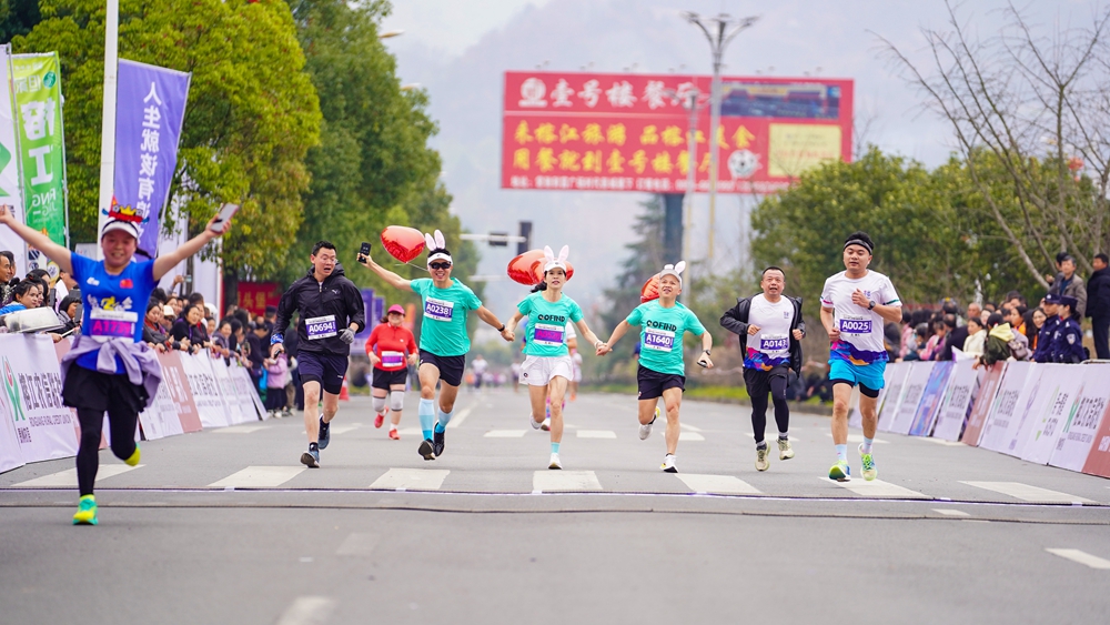 贵州榕江2024半程马拉松赛鸣枪开跑_fororder_2024年3月10日，参赛选手在贵州省黔东南苗族侗族自治州榕江县参加“2024榕江半程马拉赛”比赛中。 (1).JPG