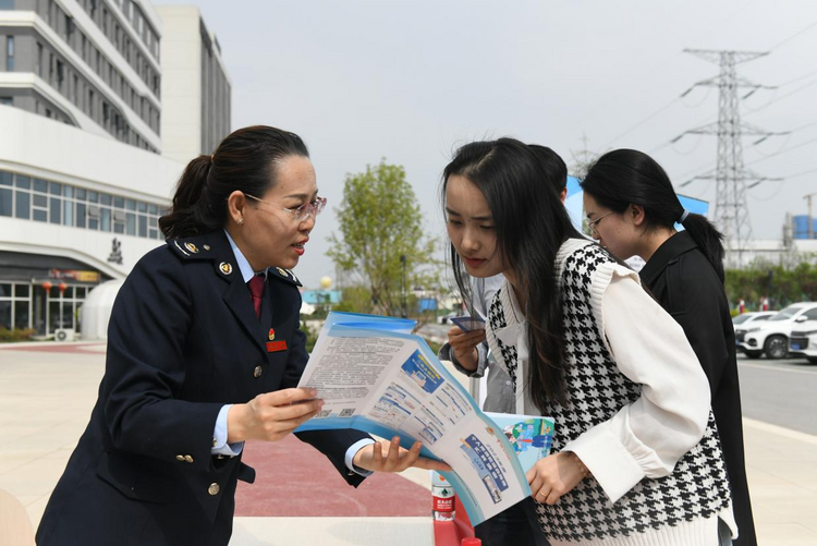 咸阳高新区税务局：“税惠到坊”进园区 助企发展零距离_fororder_图片2